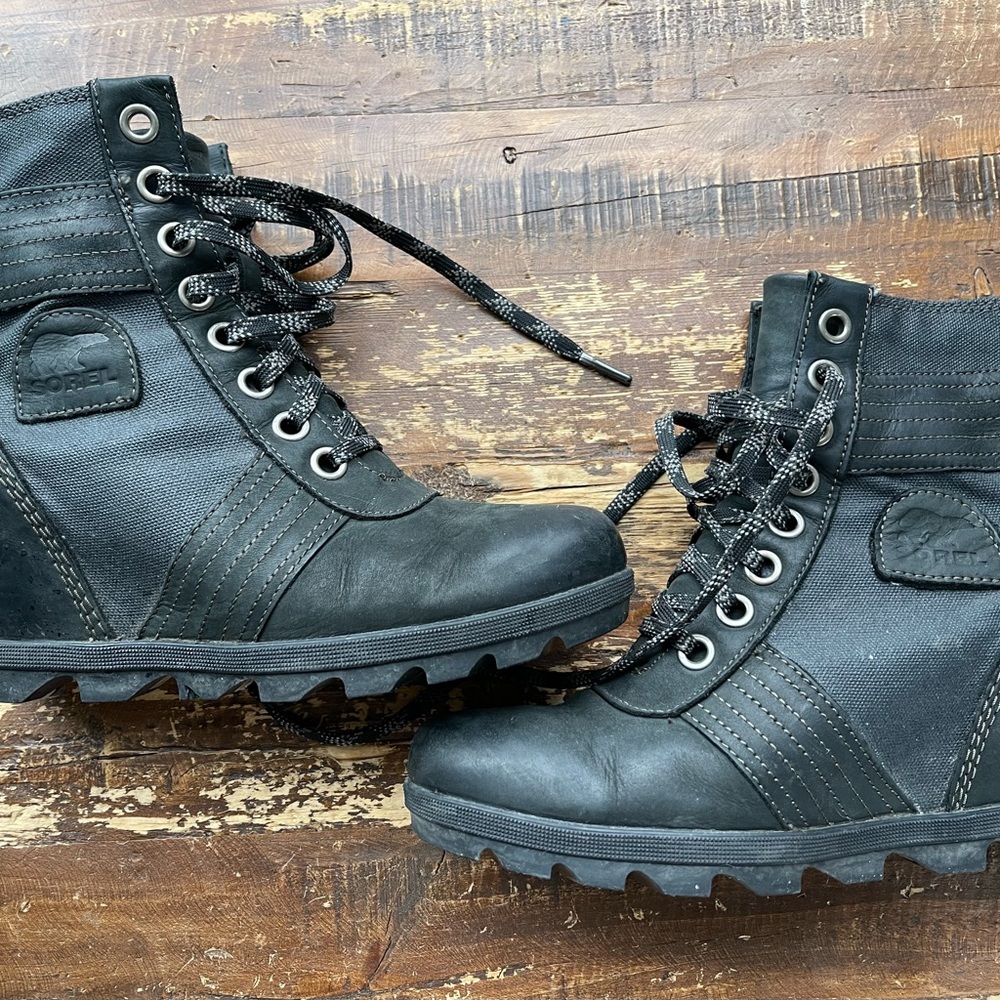 Sorel black wedge boots size 8